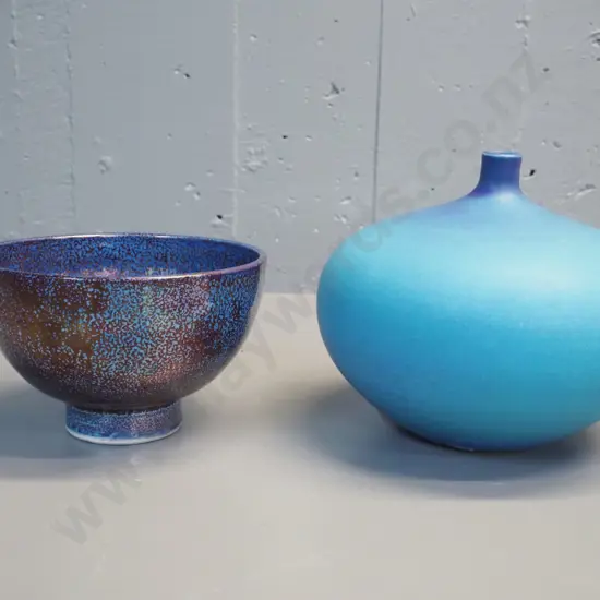 2 pieces Danny Moorwood studio pottery - matte teal and blue vase H180 D220 and high-glaze bowl D-170