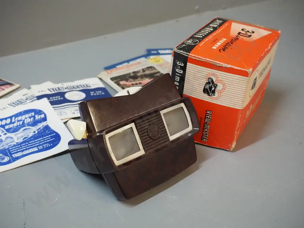 vintage Viewmaster viewer with original box and 2 sets of reels - Tomorrowland and 20,000 Leagues under the Sea Image 1++