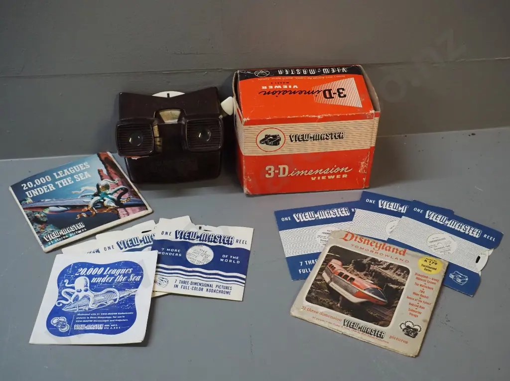 vintage Viewmaster viewer with original box and 2 sets of reels - Tomorrowland and 20,000 Leagues under the Sea Image 1++