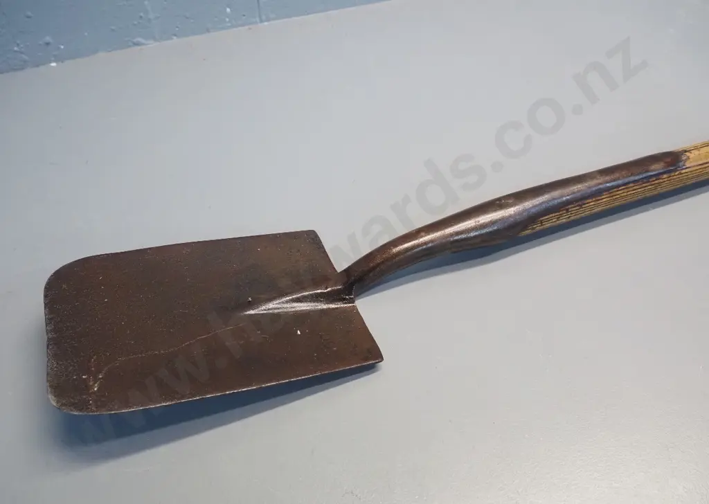 vintage garden spade - split in handle L-980 Image 1++