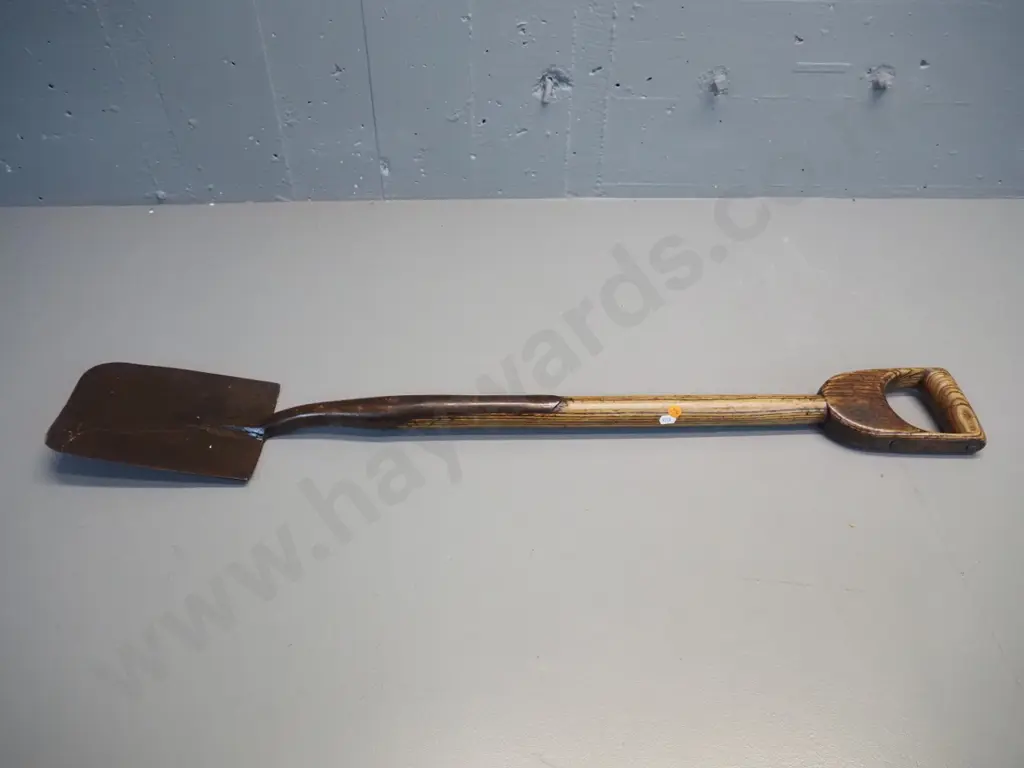 vintage garden spade - split in handle L-980 Image 1++