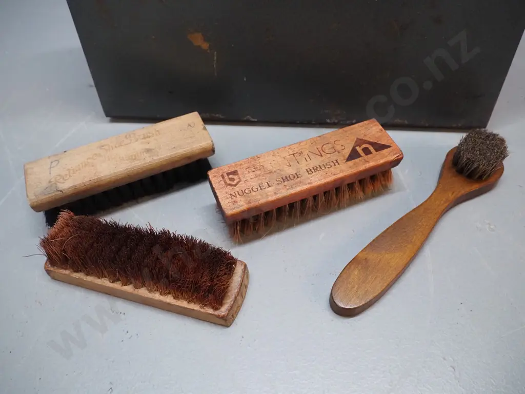 vintage cast metal Comac "Shoeboy" shoe shine step / box with 4 wooden brushes H290 L305 W125 Image 1++