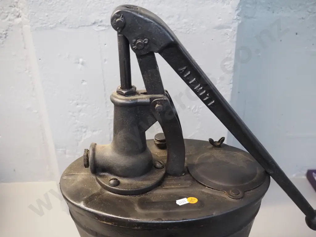 vintage 'Alemite' fire extinguisher H680 Image 1++