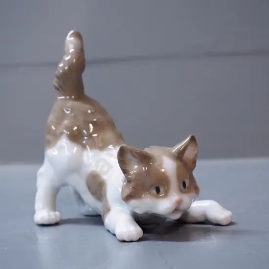 small Lladro kitten figurine - number 5091 - H110 L110