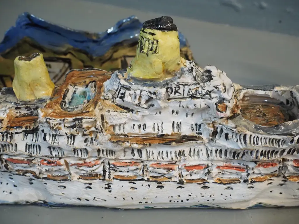 Robert Rapson large ceramic ship model - Oriana and 4 associated scenery pieces - ship H-130 L-470 Image 1++