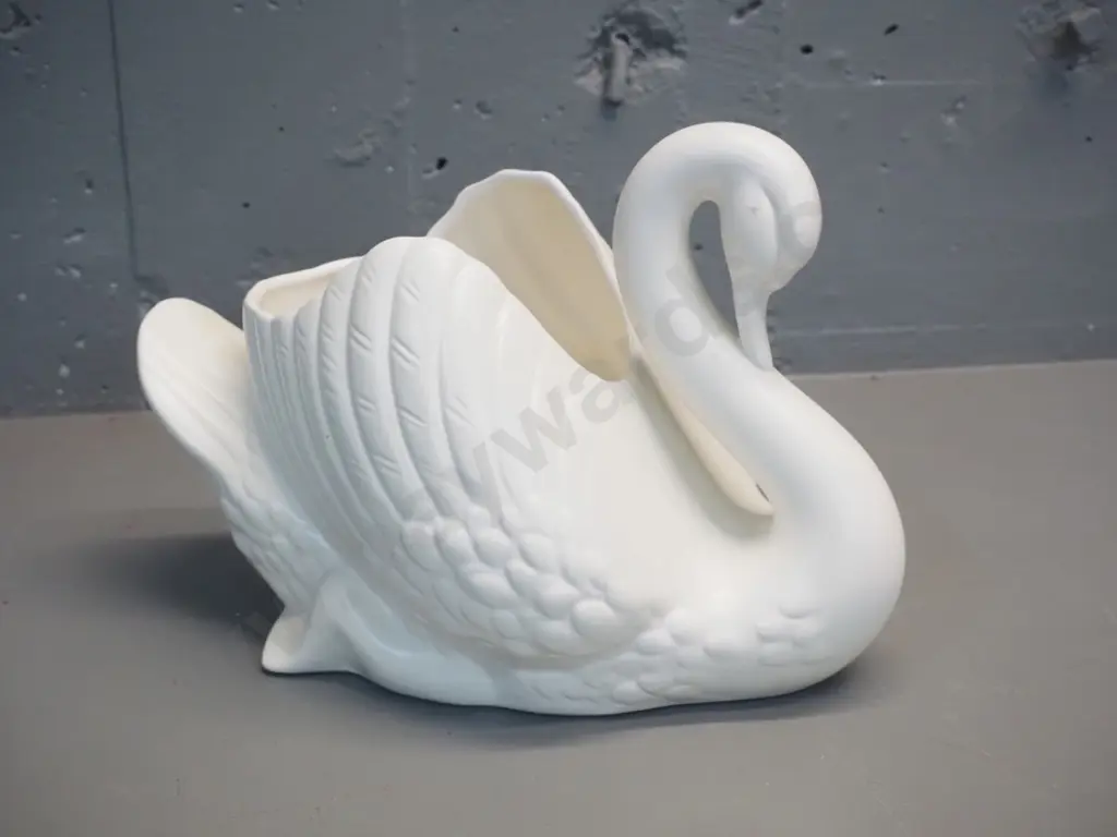 large white Crown Lynn swan No. 170 Image 1++