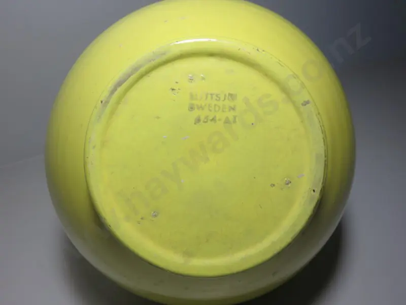 mid century Scandinavian modernist vase from the Swedish studio of Nittsjö  H-370 Image 1++