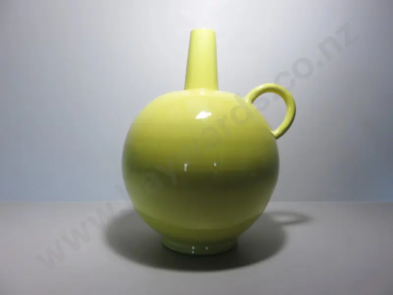 mid century Scandinavian modernist vase from the Swedish studio of Nittsjö  H-370 Image 1++