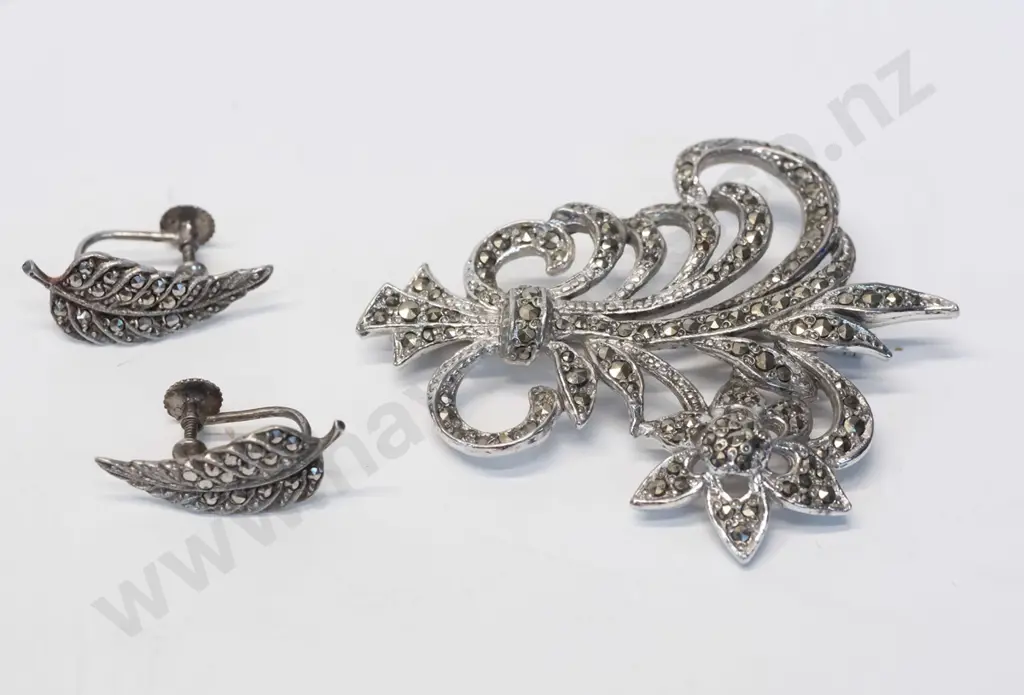 diamante brooch & earring [screw on not matching] Image 1++