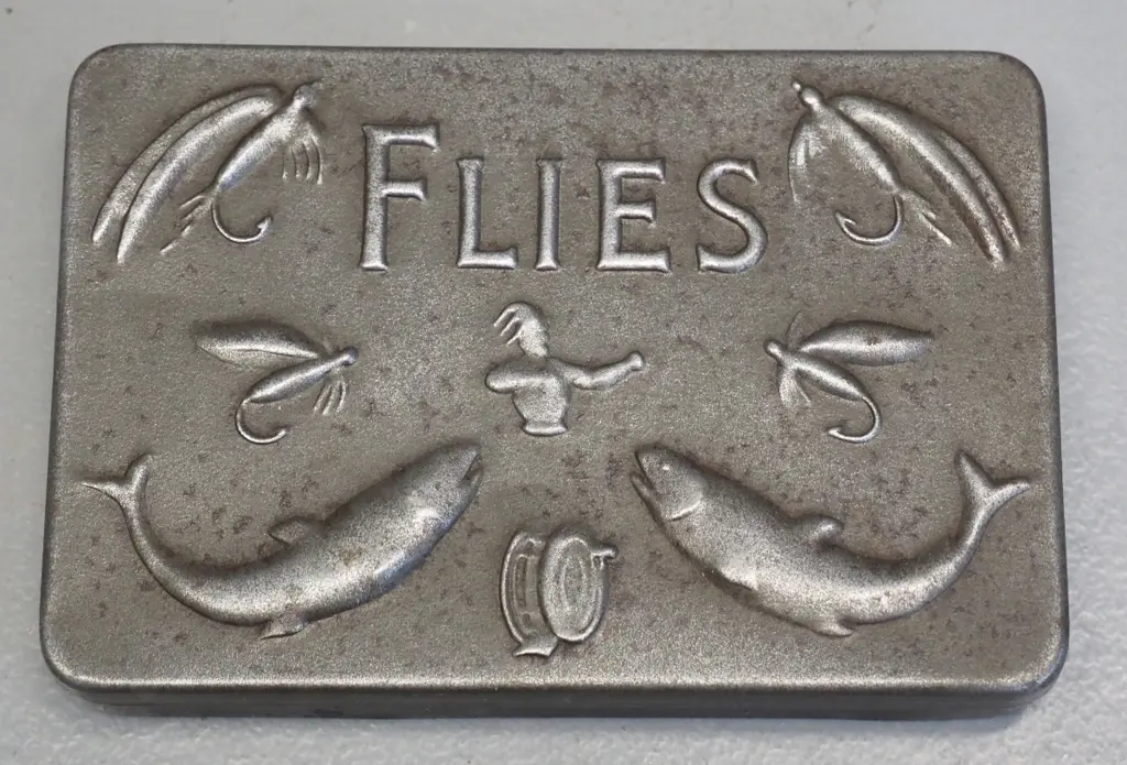 fishing fly tin with impressed design in lid W-110 D-75 Image 1++
