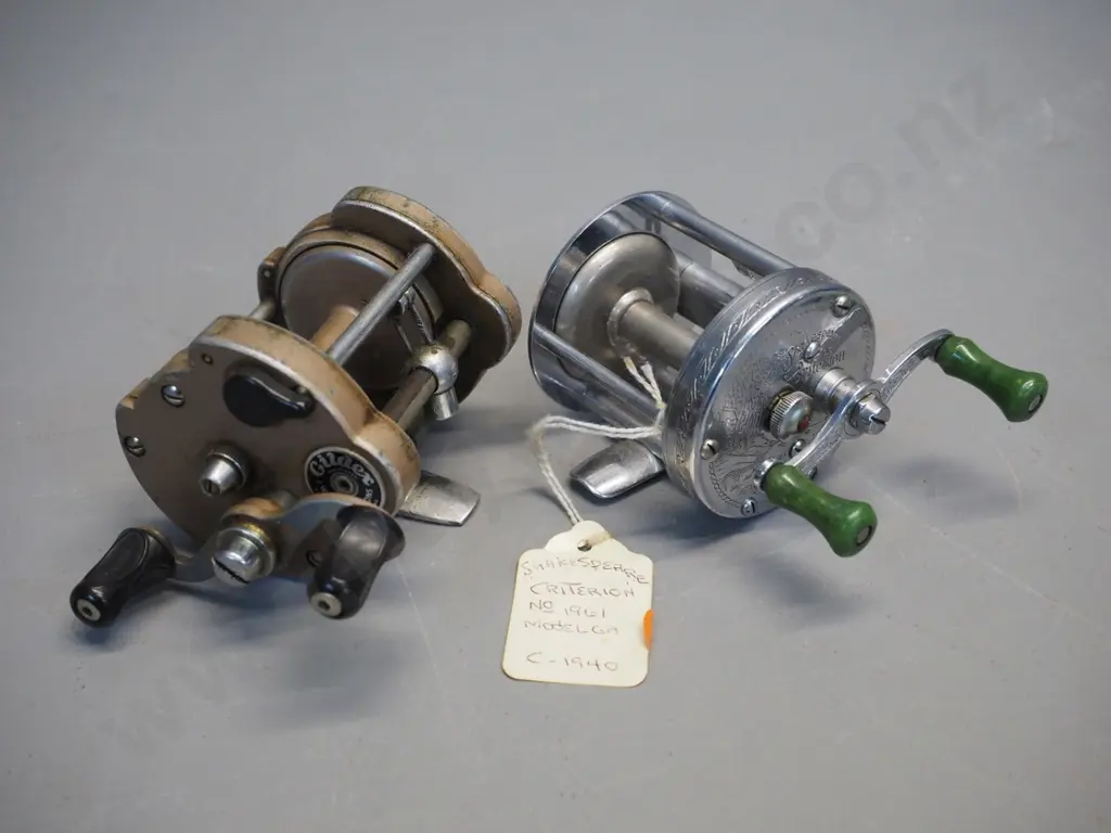 2 vintage metal fly fishing reels - Shakespeare Criterion, USA and JW Young & Sons Gildex, London - Diameter 60 Image 1++
