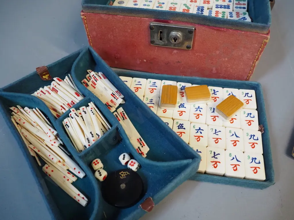 vintage mah jong set with booklets in fabric covered case - wear and tear, lid has separated Image 1++
