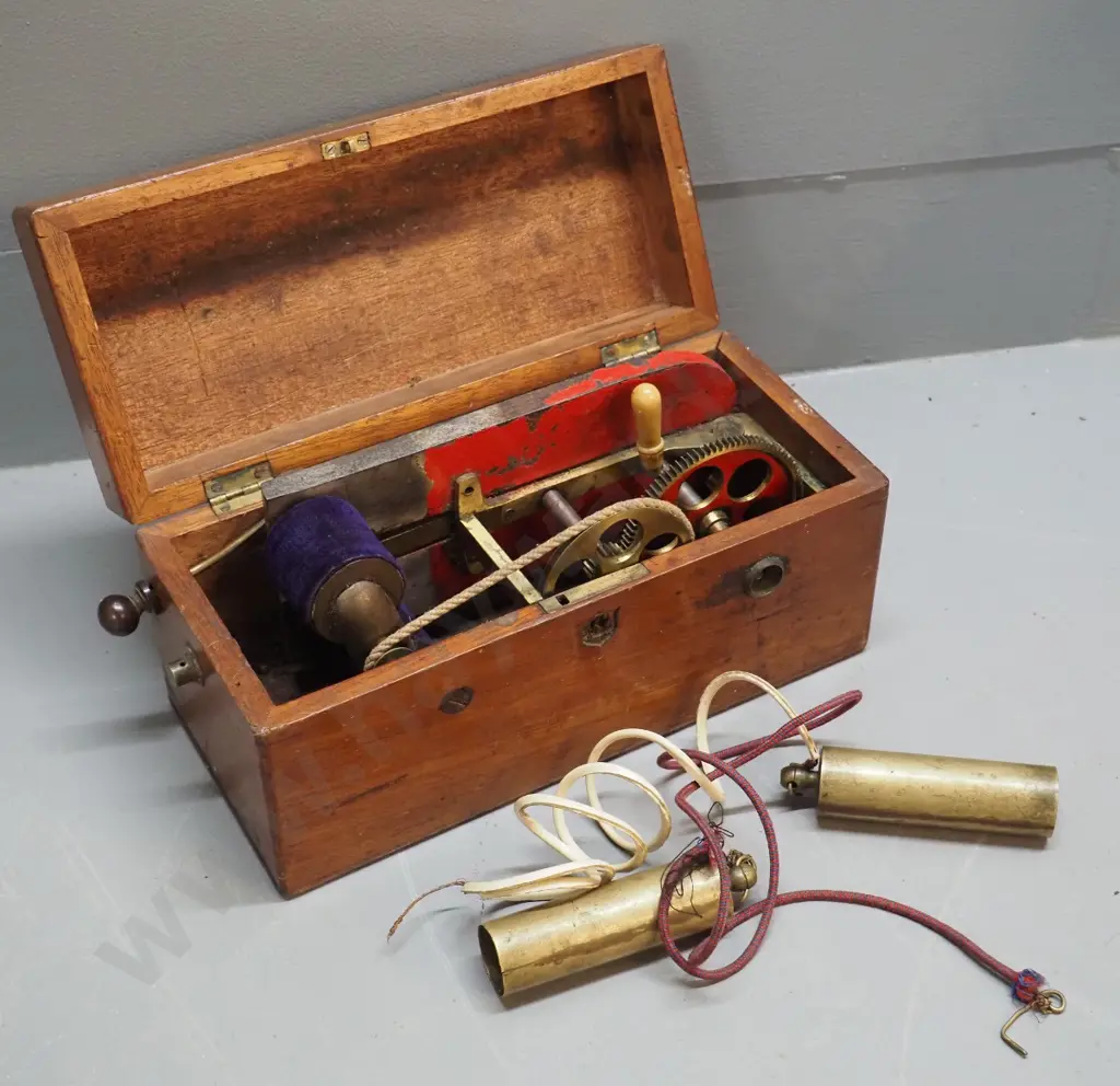 restorer's ECG  device - magnetic current generator, damage and wear H125 L270 W115 Image 1++