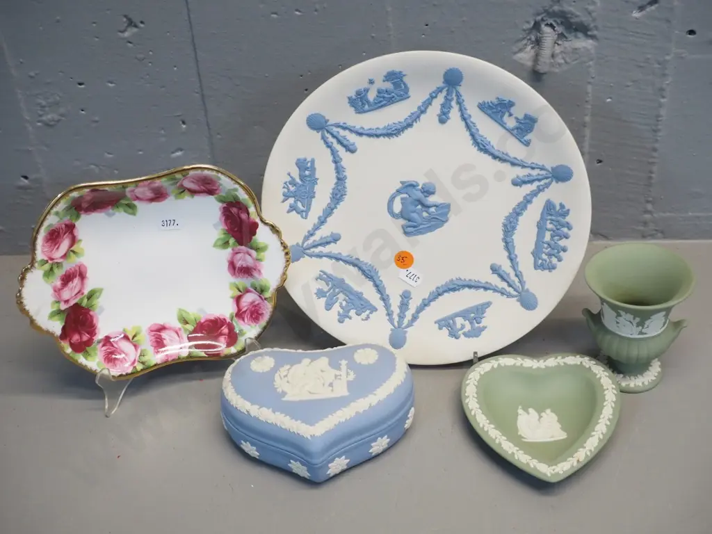 4 pieces of Wedgwood jasperware - trinket box, cabinet plate D230, small urn etc & a Royal Albert Old English Rose dish Image 1++