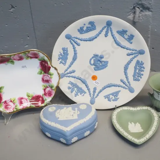 4 pieces of Wedgwood jasperware - trinket box, cabinet plate D230, small urn etc & a Royal Albert Old English Rose dish
