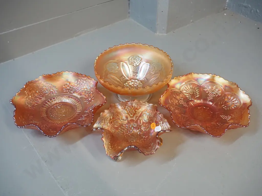 4 marigold colour carnival glass bowls, one with clear foot H-100 D-190 Image 1++
