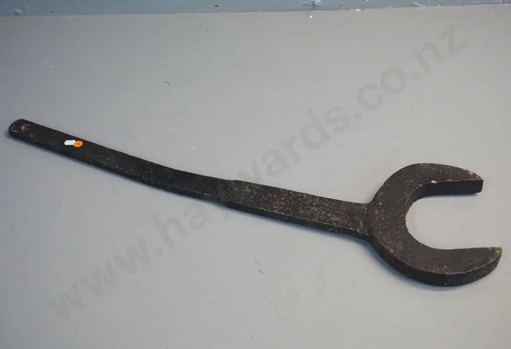 very large heavy cast iron spanner - L-780 Image 1++