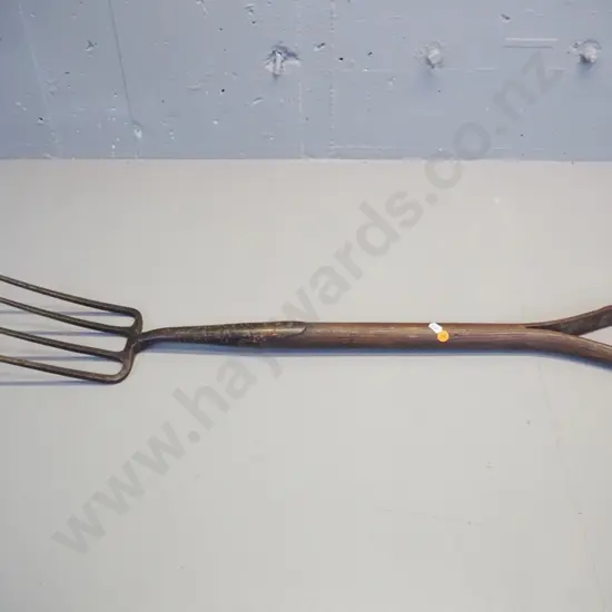 vintage 4-tine garden fork L-920