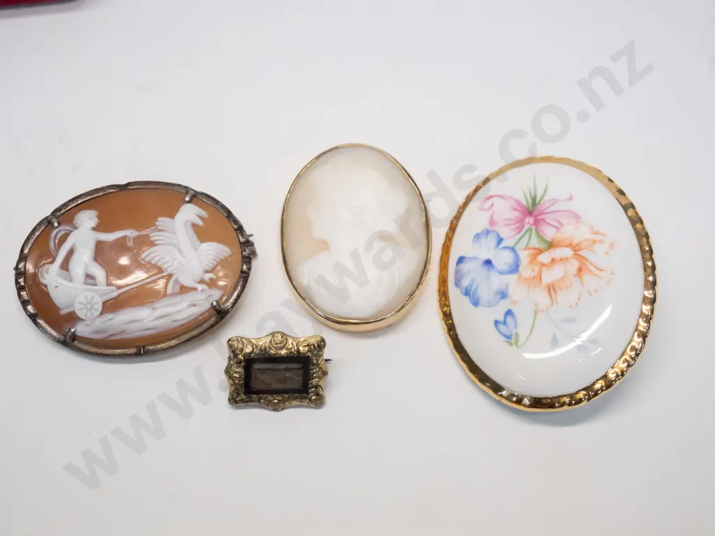 4 asstd costume brooches Image 1++