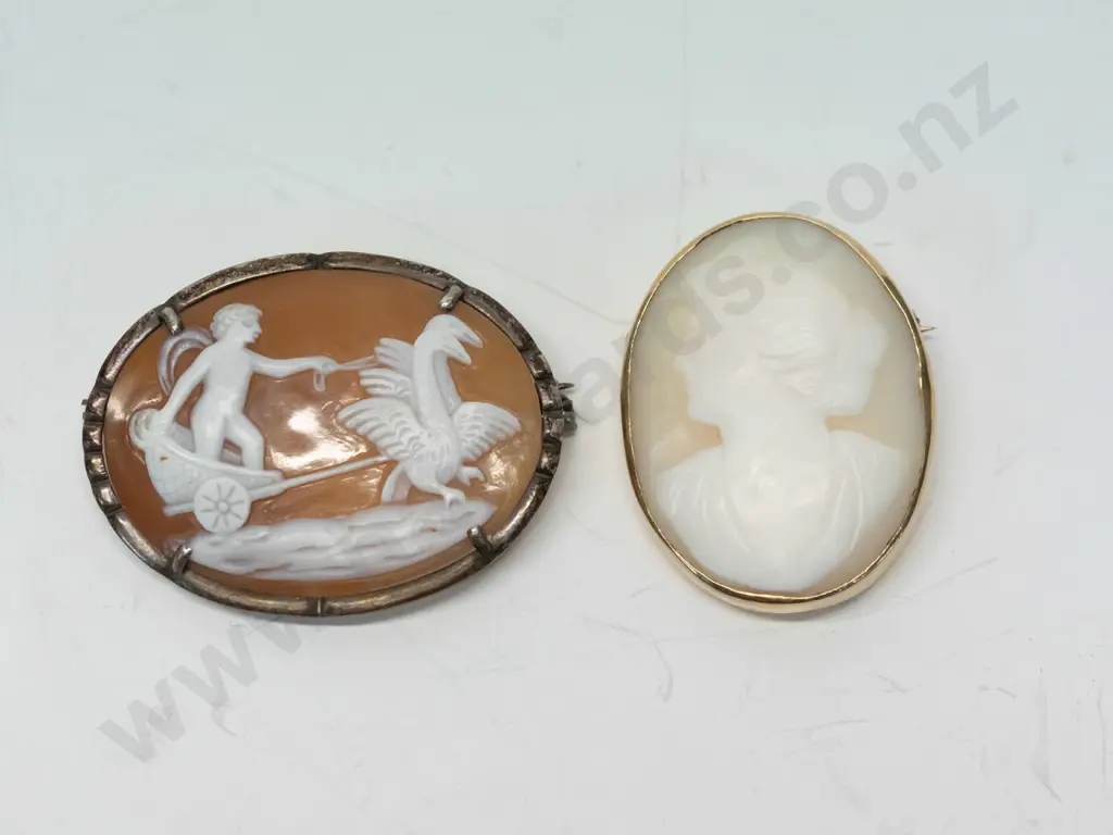 4 asstd costume brooches Image 1++
