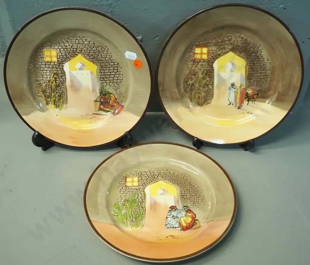 3 Royal Doulton relief pattern cabinet plates - 'Moorish Gateway' / Tunis series D215 Image 1++