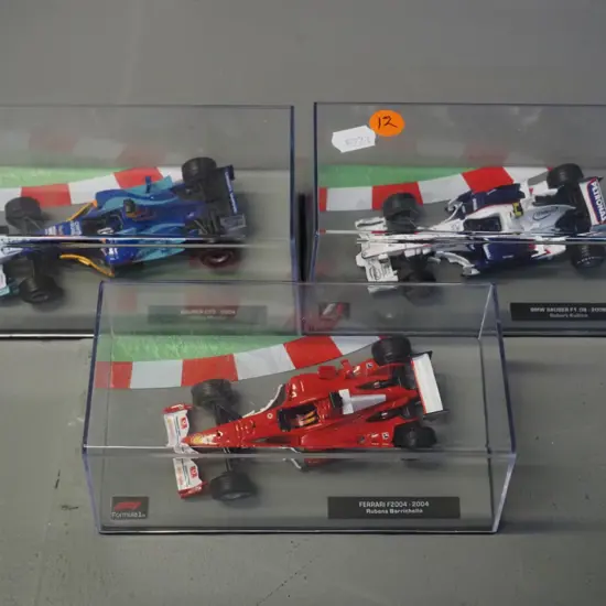 3 die-cast 1:43 scale Formula 1 racing cars - 2004 Rubens Varrcello, 2004 Felipe Massa, 2008 Robert Kubica
