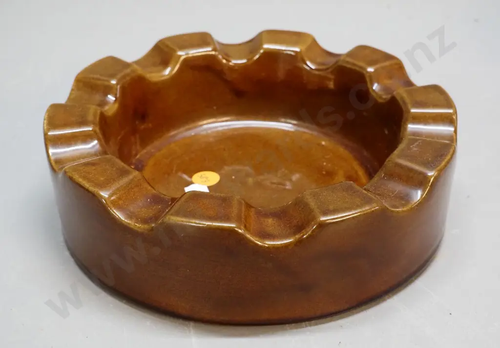 large NZ? pottery brown glaze ashtray D-205 Image 1++