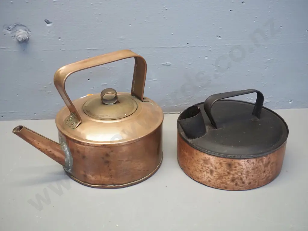 2 vintage copper kettles - both with dents and wear, larger H210 L270 Image 1++