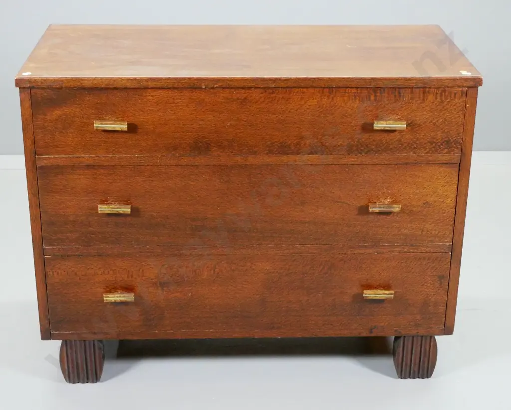 deco oak 3-drawer chest w/ grooved wooden handles and feet H-720 W-920 D-440 Image 1++