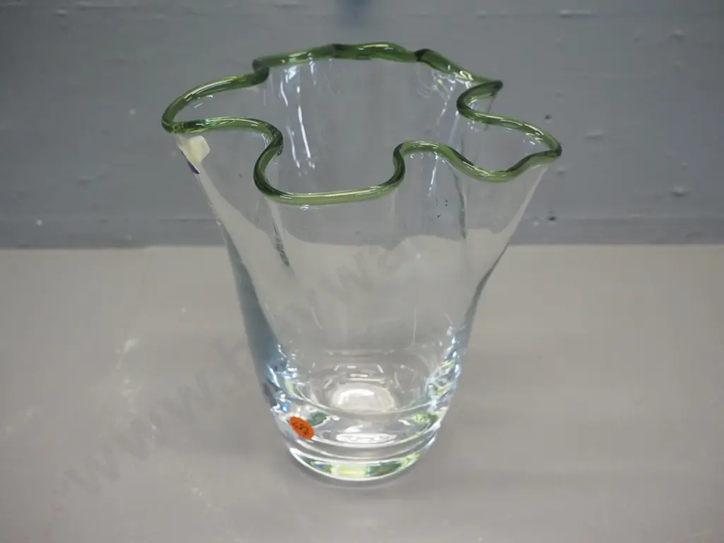 Villeroy and Boch clear glass vase with green frilled rim H180 D170 Image 1++