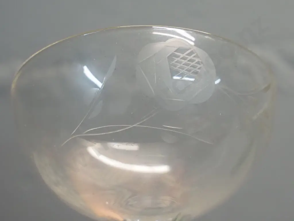set of 6 hollow-stemmed champagne glasses with etched rose pattern H-120 Image 1++