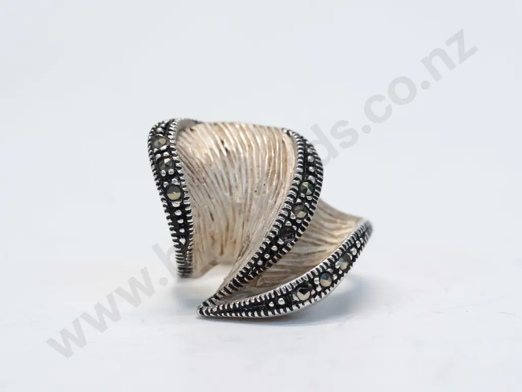 silver marcsite ring stamped 925 Image 1++
