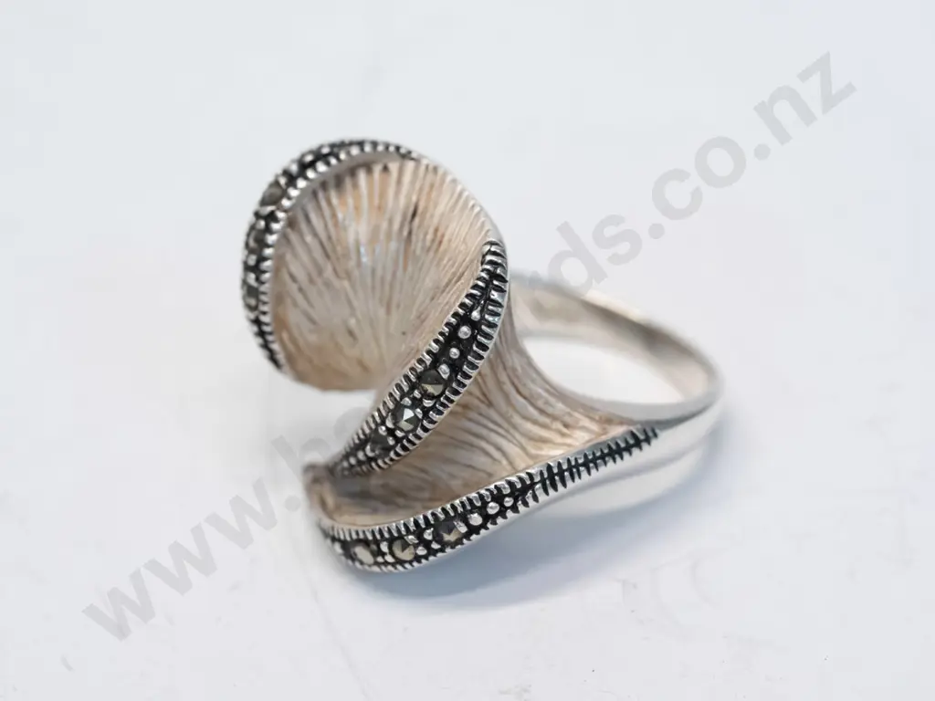 silver marcsite ring stamped 925 Image 1++