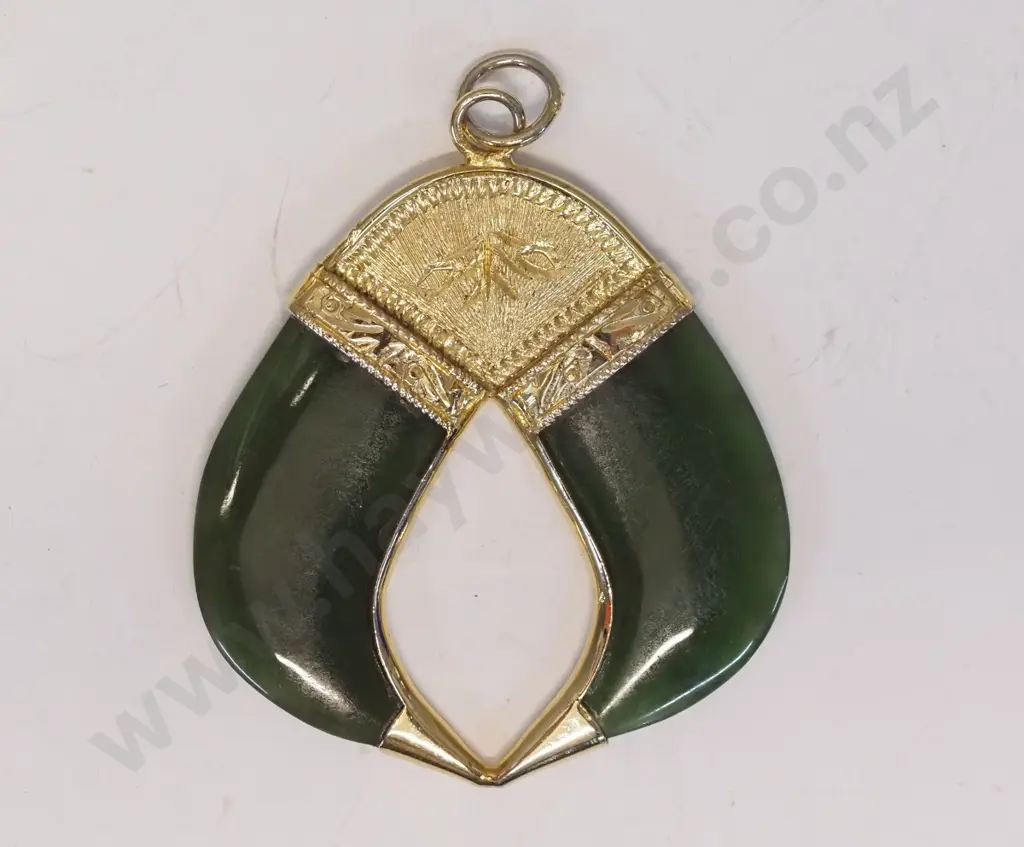 costume pendant green stone no chain Image 1++