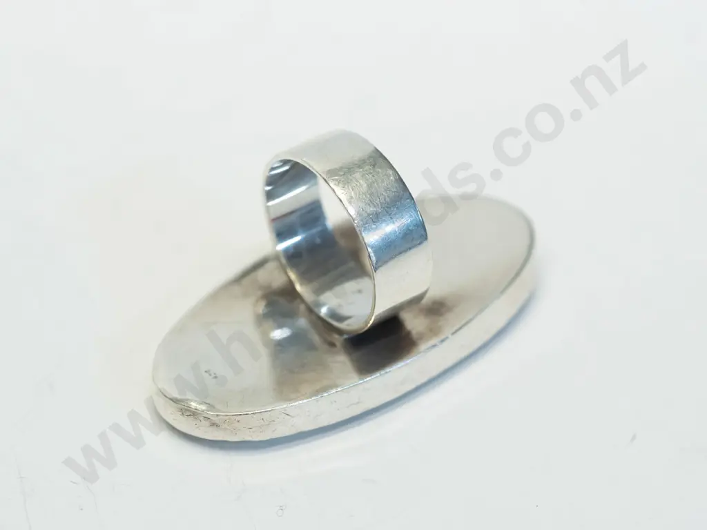 large silver mother of pearl ring stamped 925 Image 1++