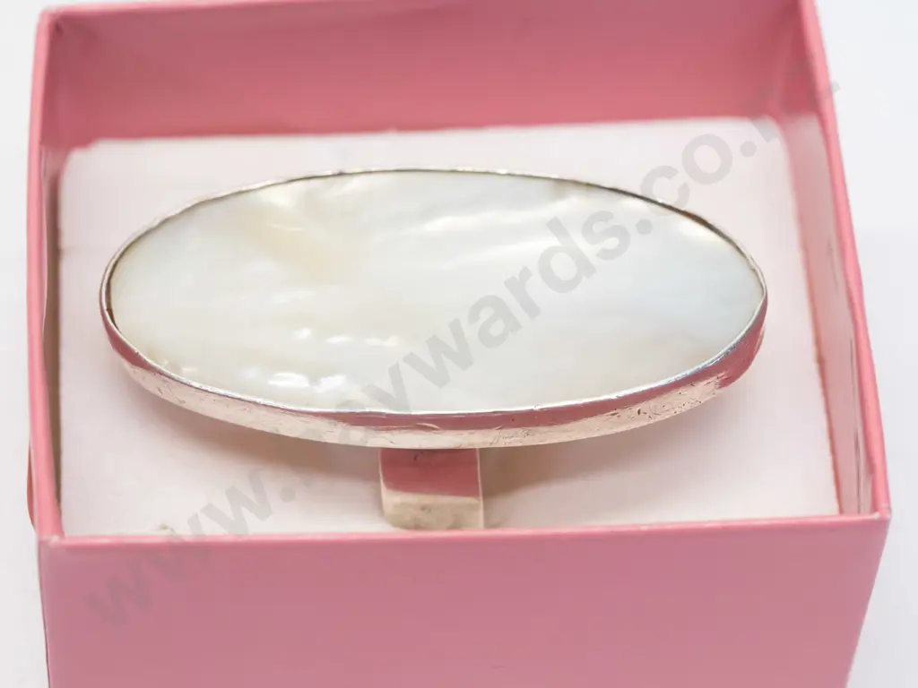 large silver mother of pearl ring stamped 925 Image 1++