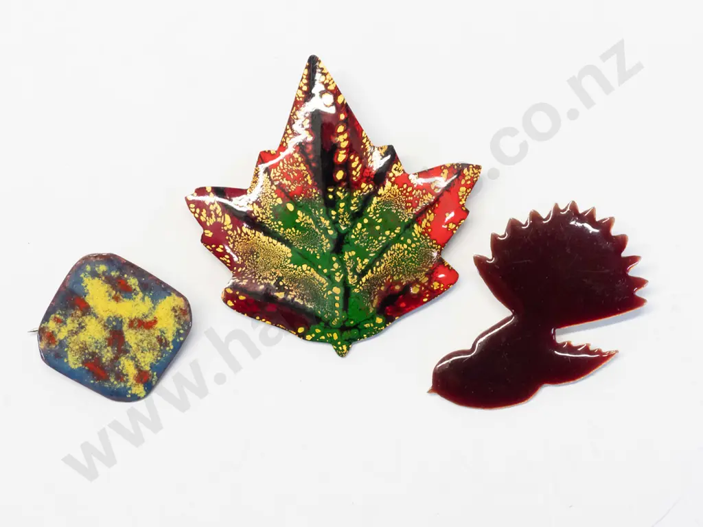 3 enamel brooches - leaf, bird & a square Image 1++