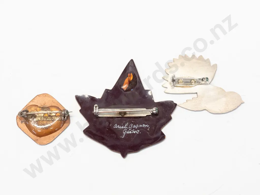 3 enamel brooches - leaf, bird & a square Image 1++