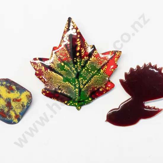 3 enamel brooches - leaf, bird & a square
