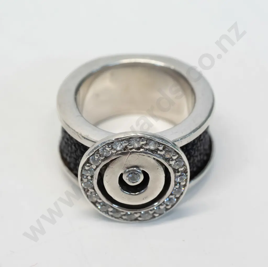 silver cz with black chip stone around ring stamped 925 Image 1++