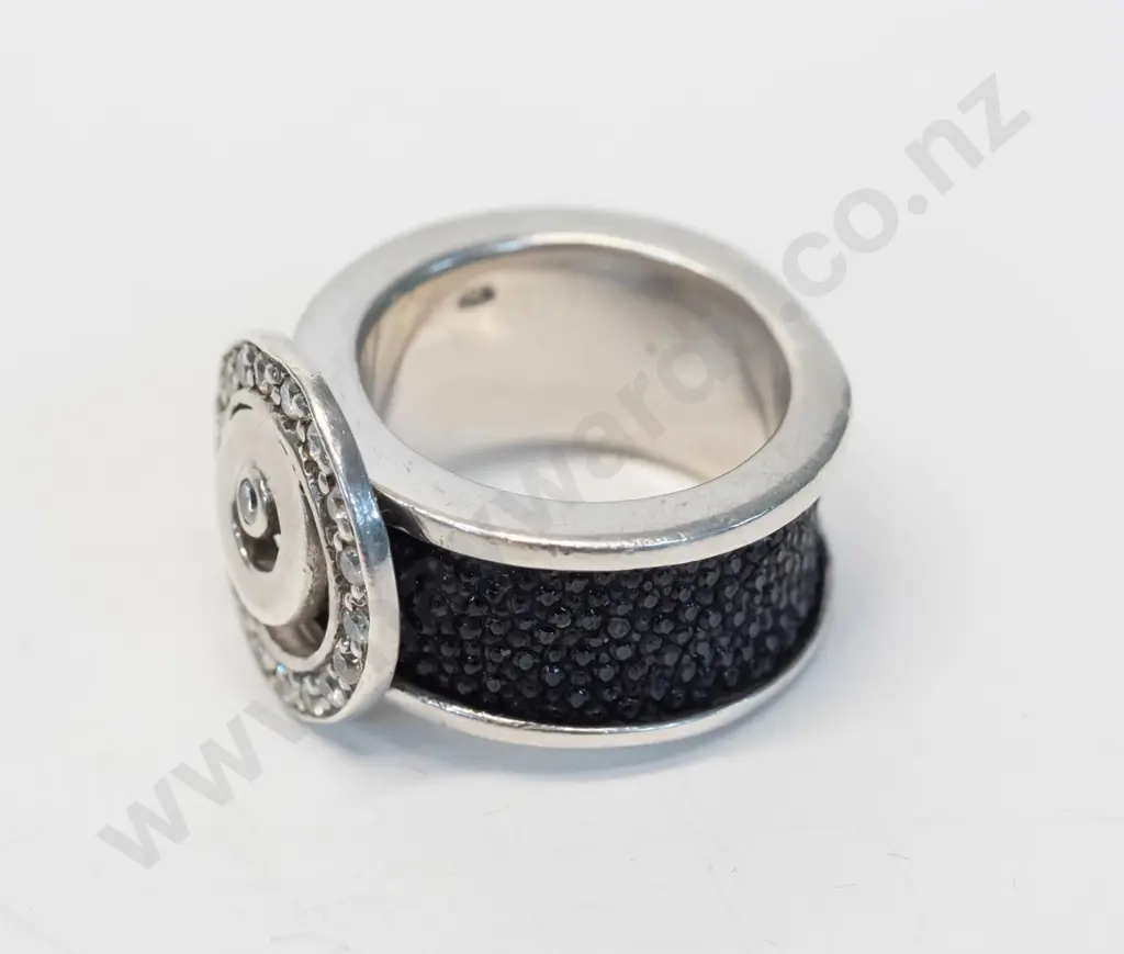 silver cz with black chip stone around ring stamped 925 Image 1++
