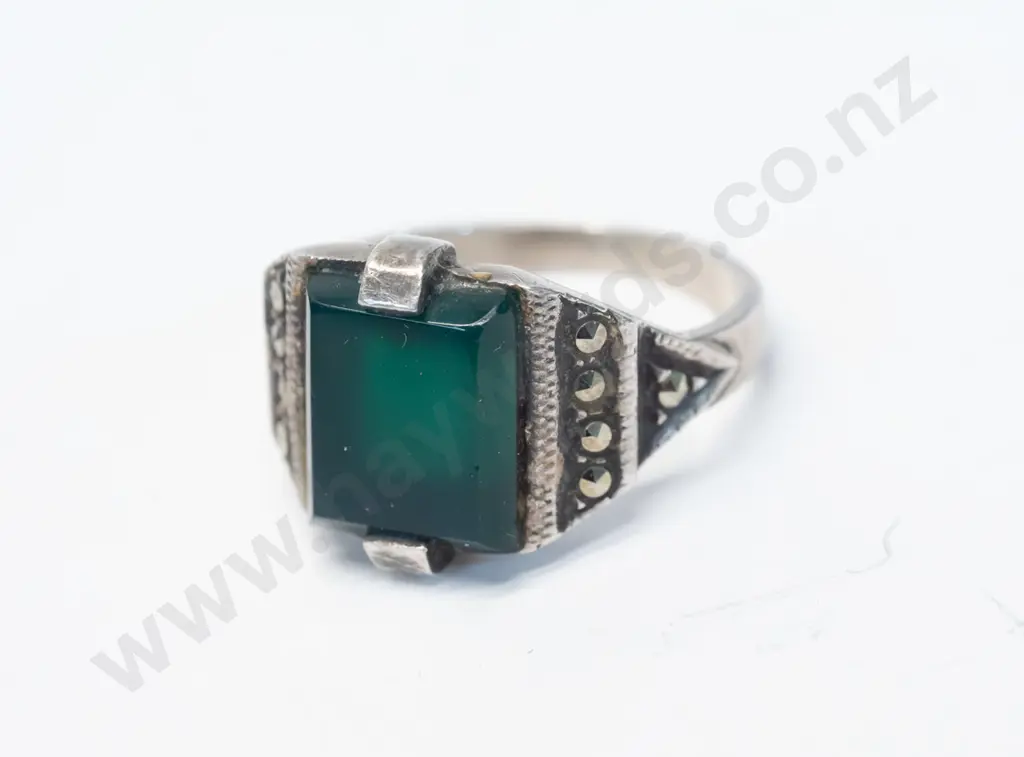 silver marcasite & green stone ring stamped 925 Image 1++