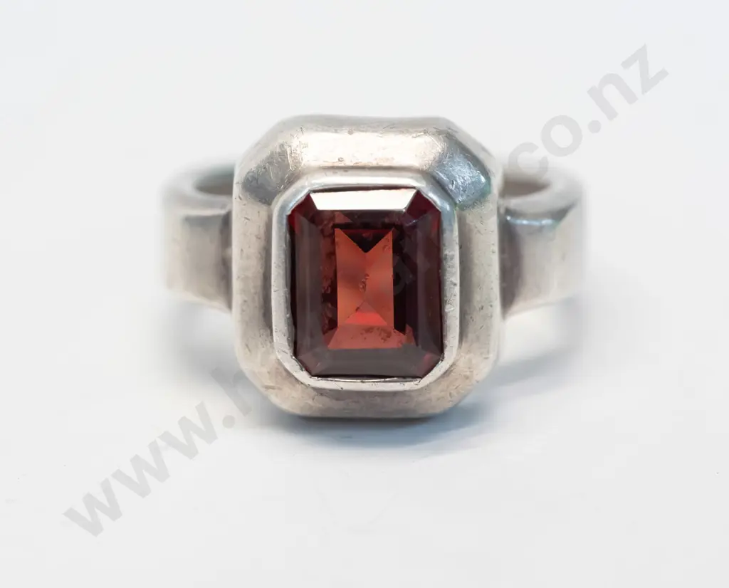 silver garnet ring stamped 925 Image 1++