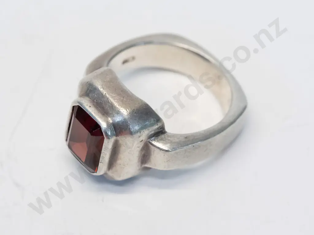 silver garnet ring stamped 925 Image 1++
