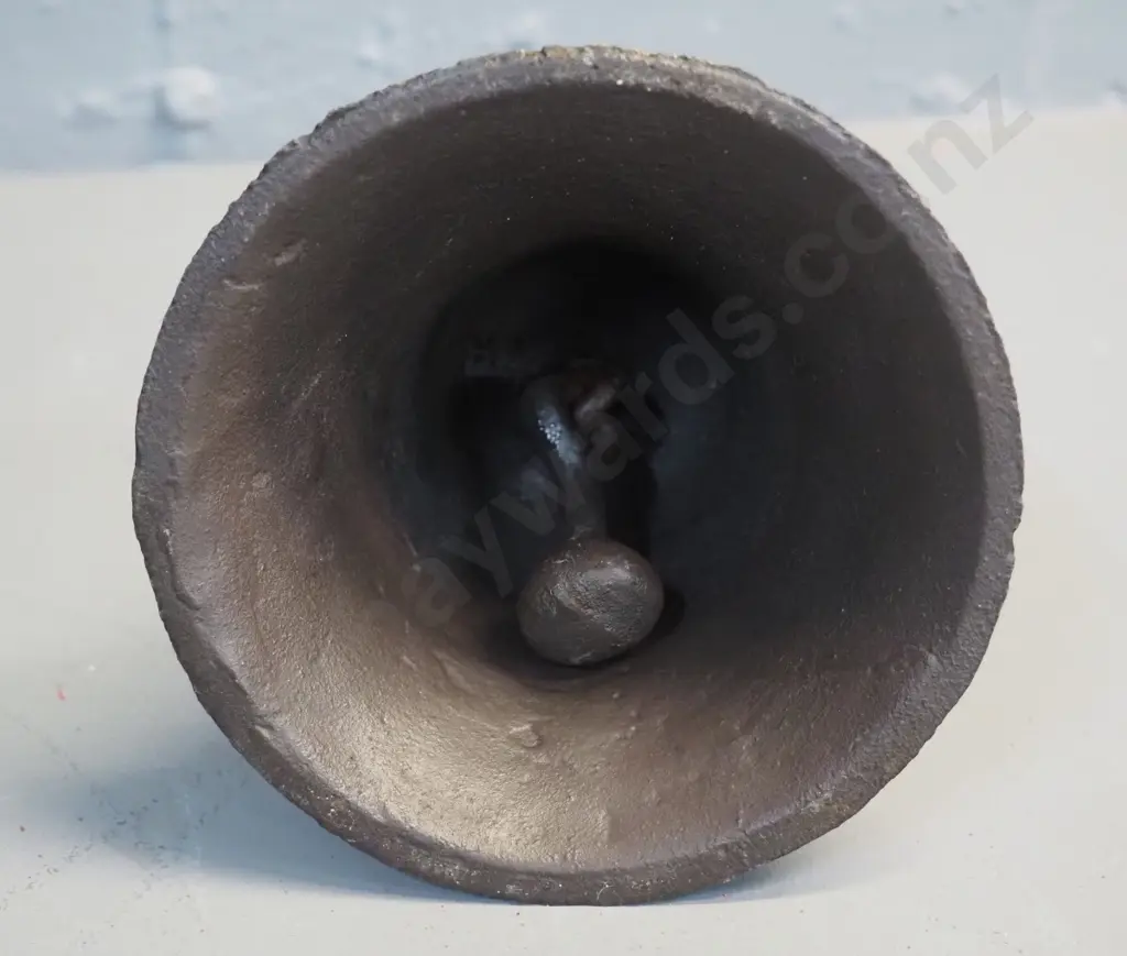 heavy cast metal bell w/metal handle H-220 D-130 Image 1++