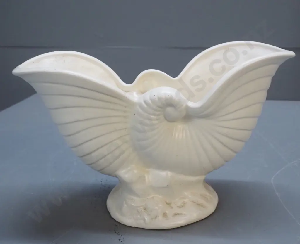 large Crown Lynn nautilus vase - No. 550 Image 1++