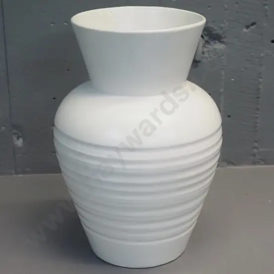 Crown Lynn ribbed vase No. 667 H-260