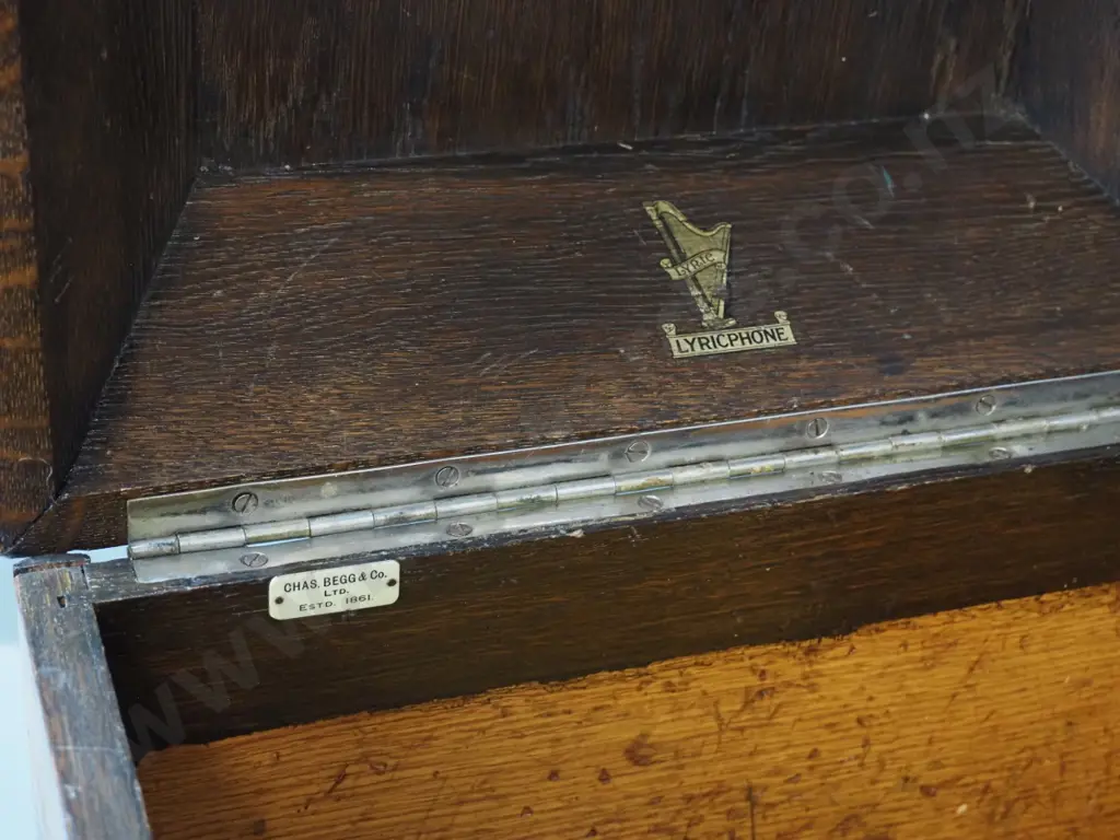 vintage oak table-top gramophone case - Lyricphone label, Begg plaque. H-360 W-370 D-460 Image 1++