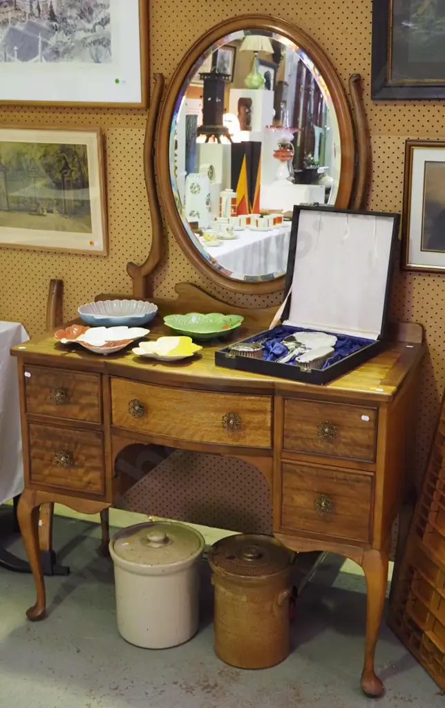 vintage walnut cab-leg kneehole 5-drawer dressing table w/mottled veneer drawer fronts, oval bevelled framed mirror Image 1++
