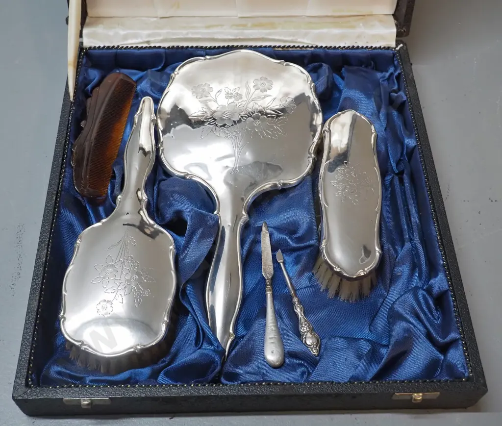 cased sterling silver dressing table set w/floral etched pattern, plus 2 non-matching sterling nail grooming items Image 1++